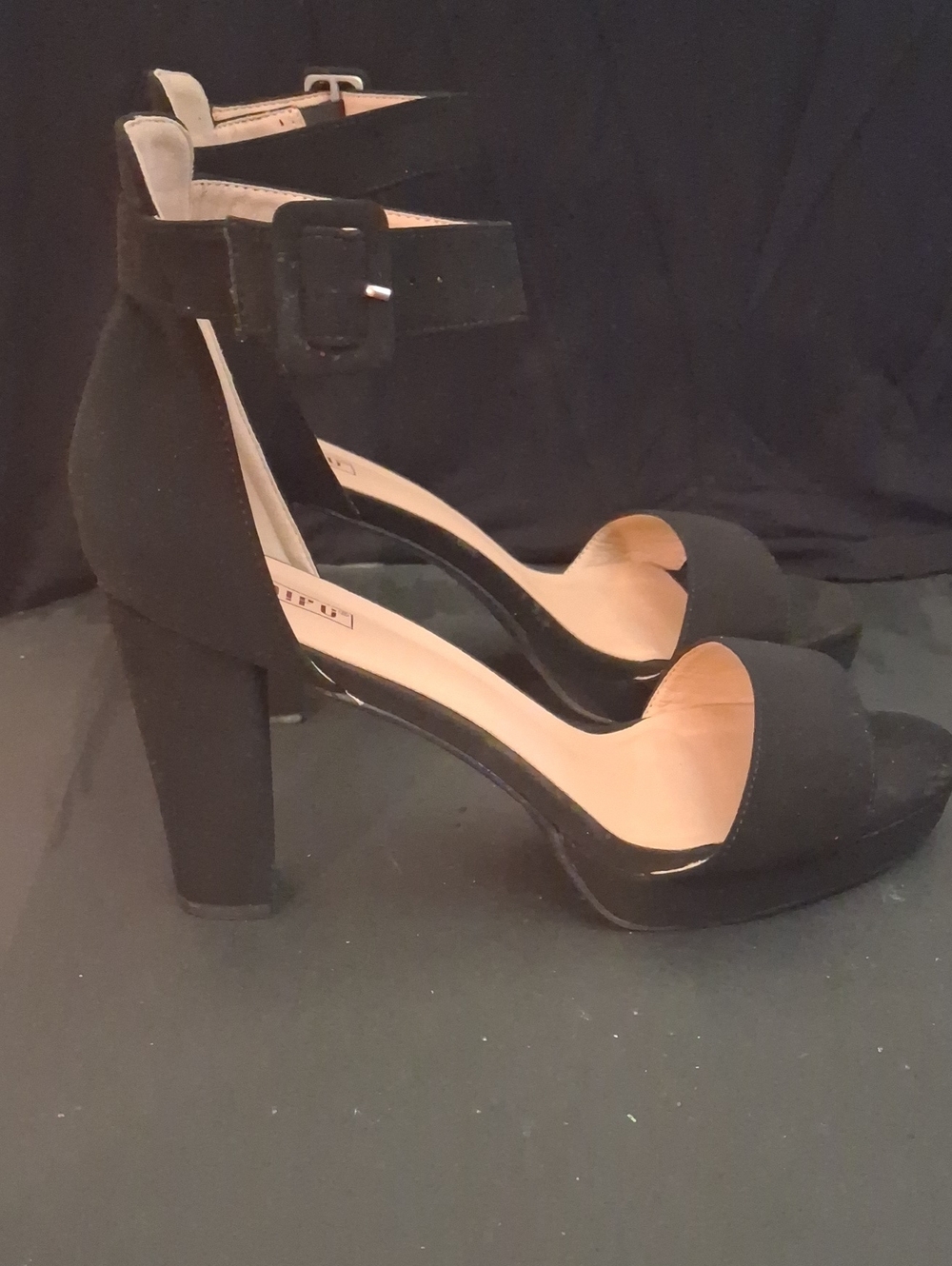 Classic Black Ankle-Strap Block Heel Saude Sandals
